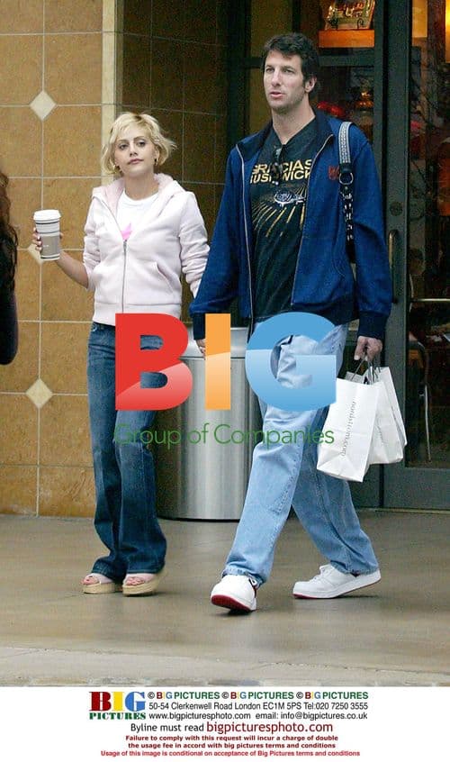 Britney Murphy with family and boyfriend shopping