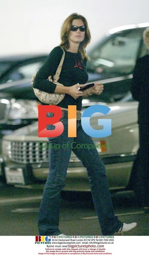 Cindy Crawford Exits Doctor's Office