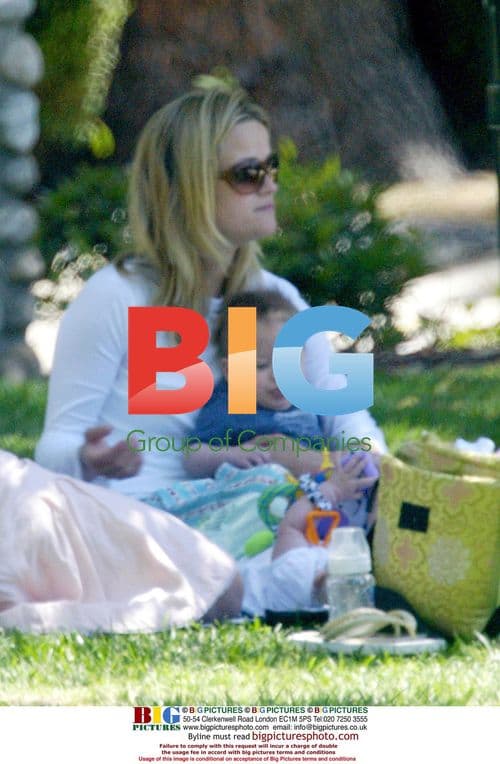 Reese Witherspoon and Ryan Phillippe with baby