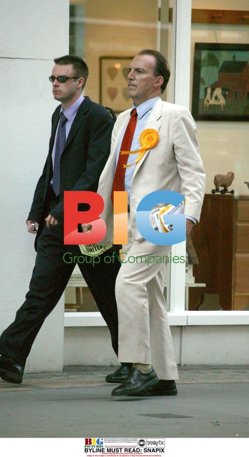 Simon Hughes Campaigning in London