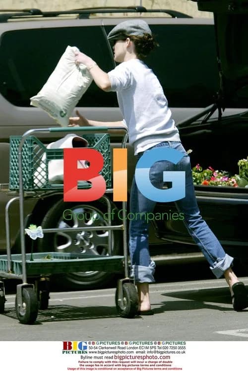 Lara Flynn Boyle Goes Flower Shopping with Mom