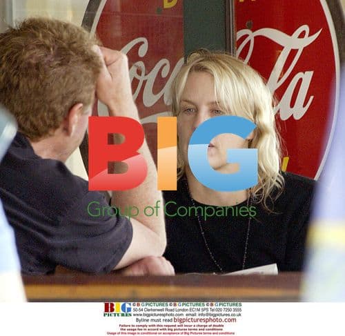 Daryl Hannah Chats with Friend in Malibu Cafe