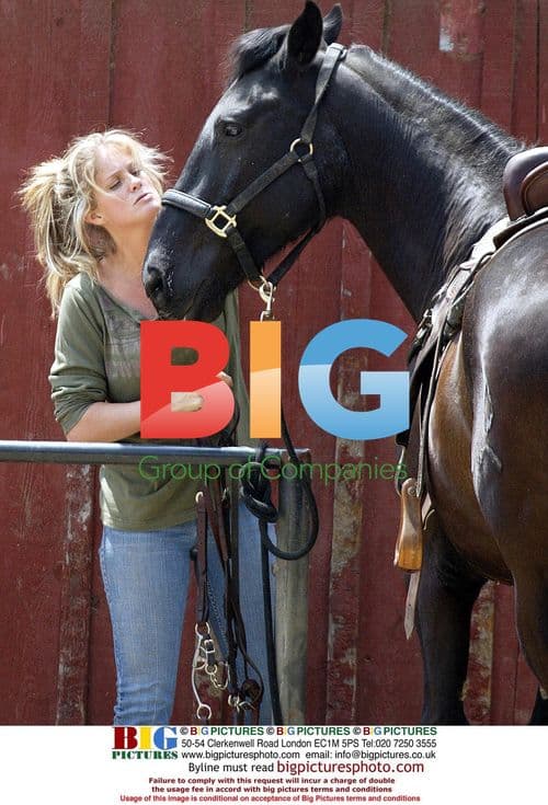 Rachel Hunter and sister Jackie horse ride