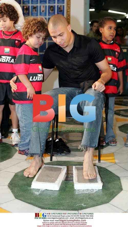 Ronaldo Nazario leaves footprints in Maracana walk of fame