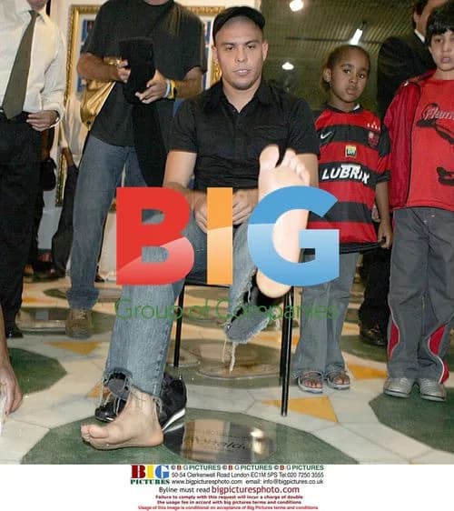 Ronaldo Nazario leaves footprint in Maracana Stadium