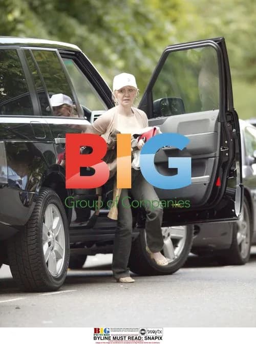 Singer Lulu returns home in black Land Rover