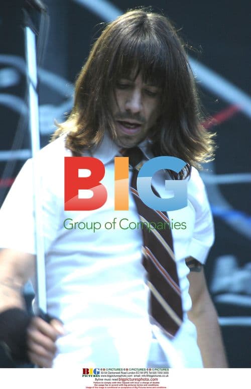 ANTHONY KIEDIS of THE RED HOT CHILLI PEPPERS at Manchester Stadium