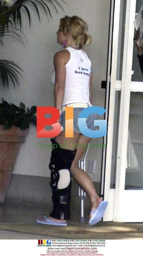 Britney Spears and Kevin Federline Chill on Balcony