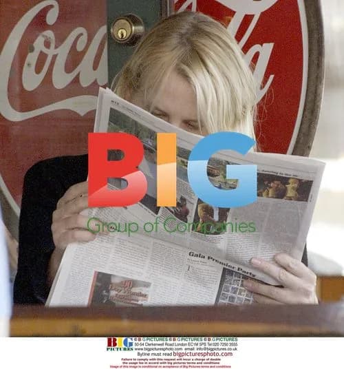 Daryl Hannah chats in Malibu cafe