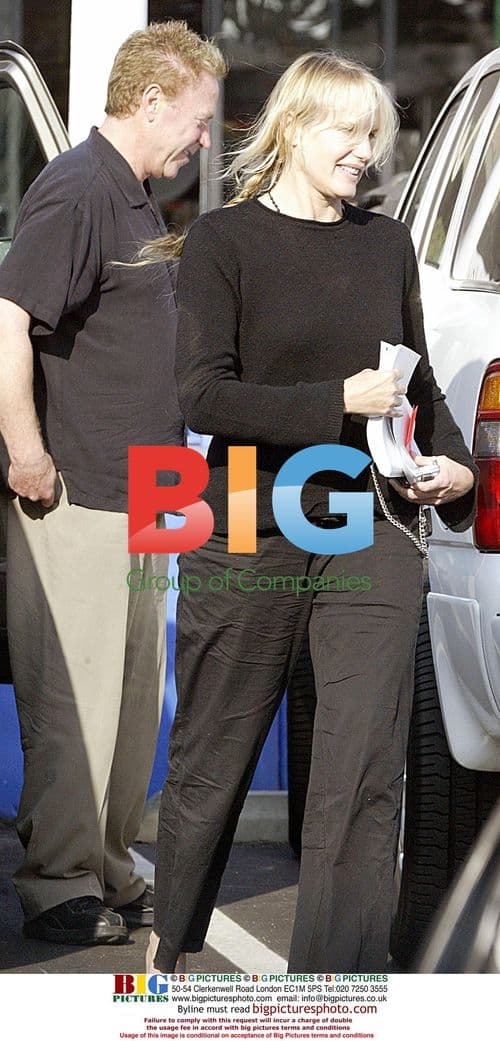 Daryl Hannah chats happily in Malibu cafe