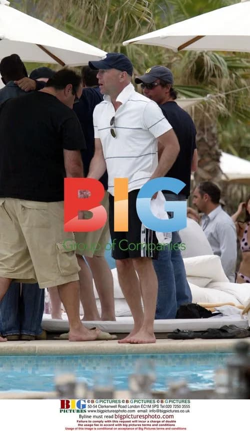 Bruce Willis Plays Air Guitar in St. Tropez