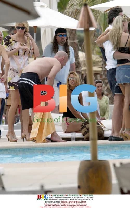 Bruce Willis plays air guitar in St. Tropez