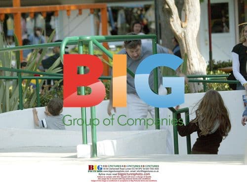 Alec Baldwin Plays with Daughters on Father\'s Day