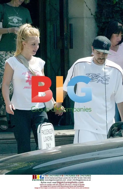 Britney Spears Leaves Restaurant After Knee Injury