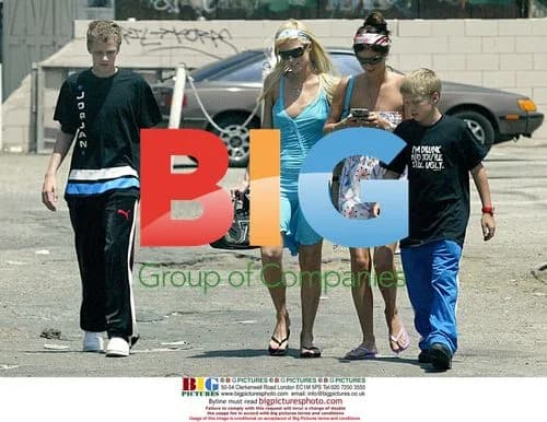 Paris and Nicky Hilton Shopping with Brothers