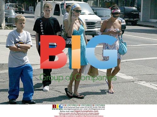 Paris and Nicky Hilton Shopping with Brothers