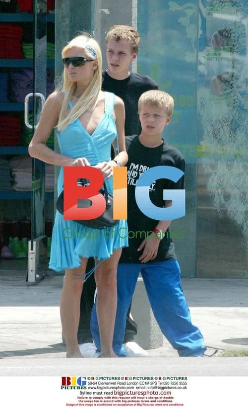 Paris and Nicky Hilton Shopping with Brothers