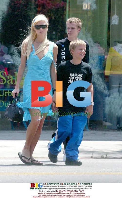 Paris and Nicky Hilton Shopping with Brothers