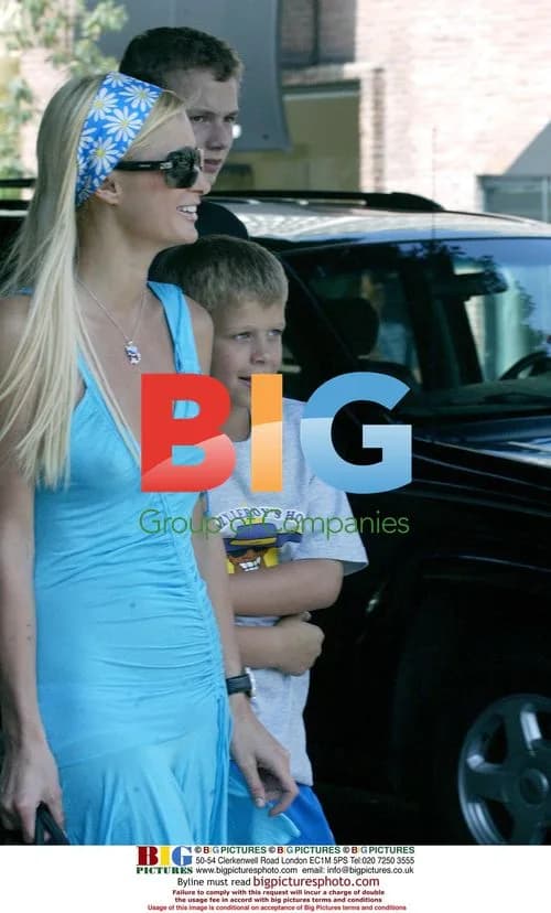 Paris and Nicky Hilton Shopping with Brothers