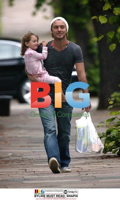 Jude Law and Daughter Iris Shopping