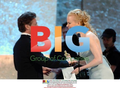 Nicole Kidman Presents at Oscars 2004