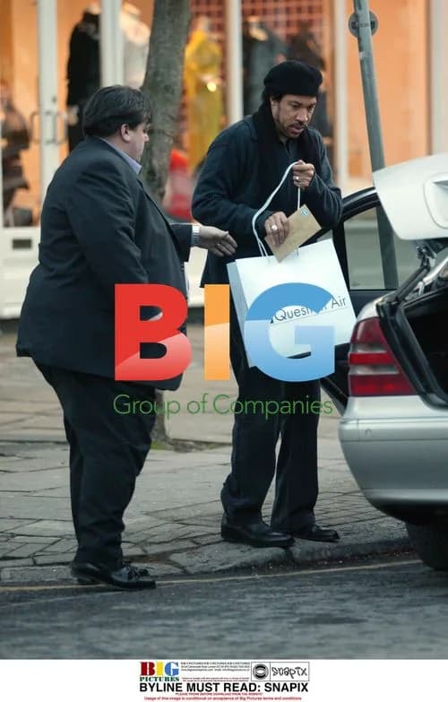 Lionel Ritchie Shopping in London