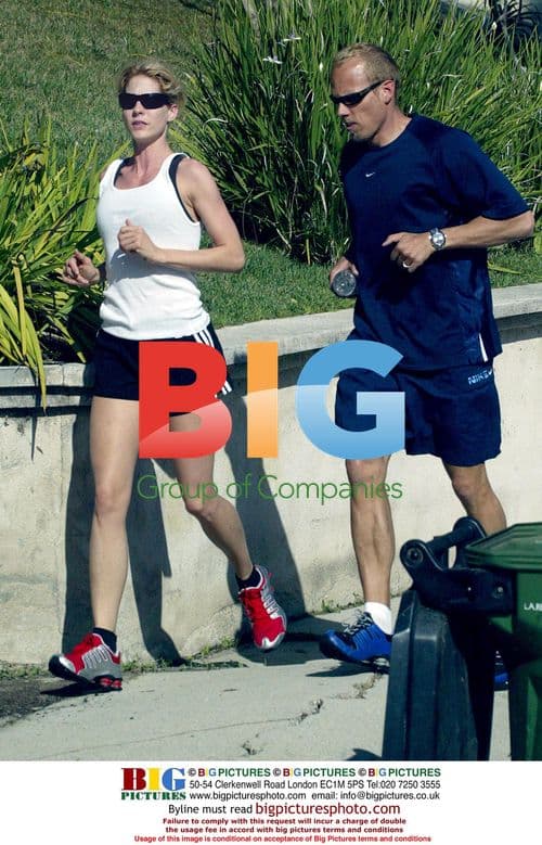 Jenna Elfman Jogging in Hollywood