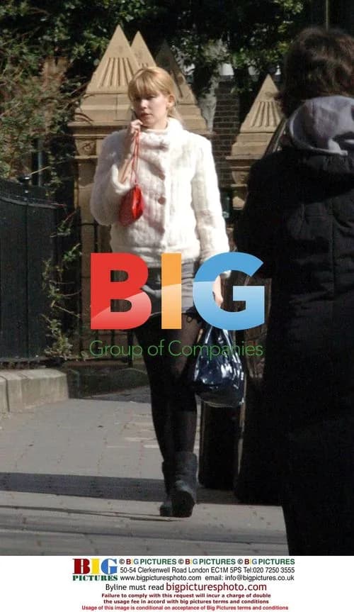Claudia Schiffer Returns Home from Shopping