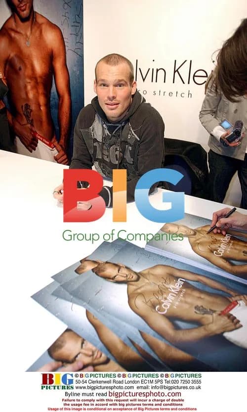 Fredrik Ljungberg signs autographs in Madrid