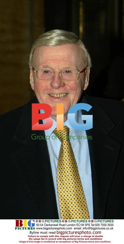 Rihanna Walks Met Gala Carpet