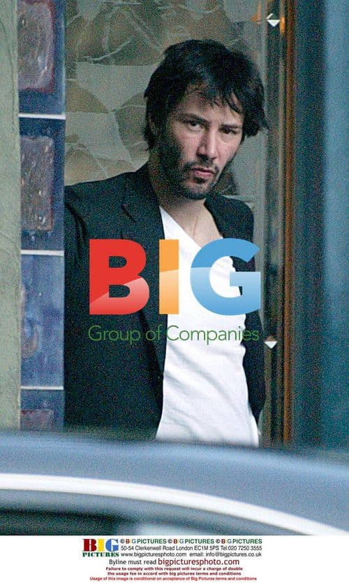 Keanu Reeves Leaves Upscale Restaurant