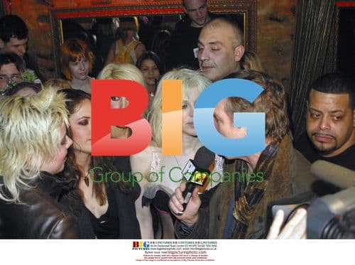 Kurt Loder with Courtney Love and band