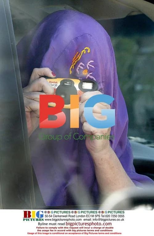 Kirsty Alley hides face from paparazzi