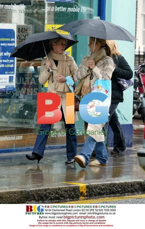 Pregnant Louise Redknapp Shopping with Mom