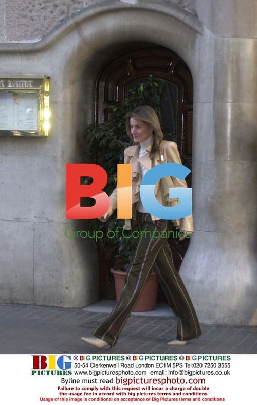 Taylor Swift Signing Autographs for Fans