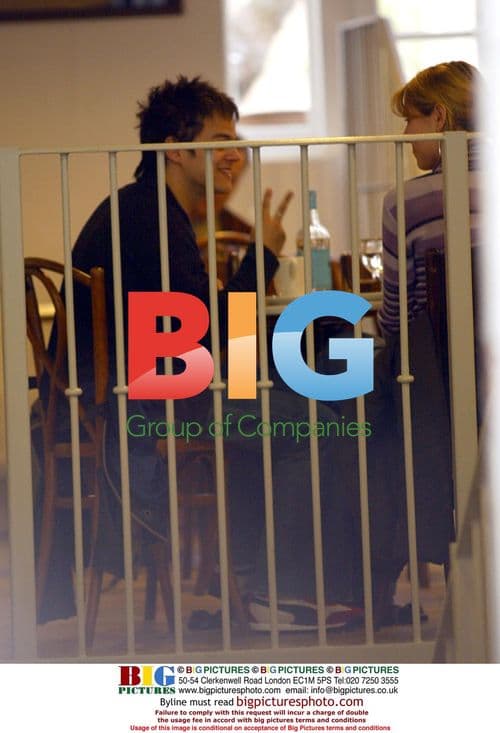 Jamie Cullum and Girlfriend Stroll in Nottinghill