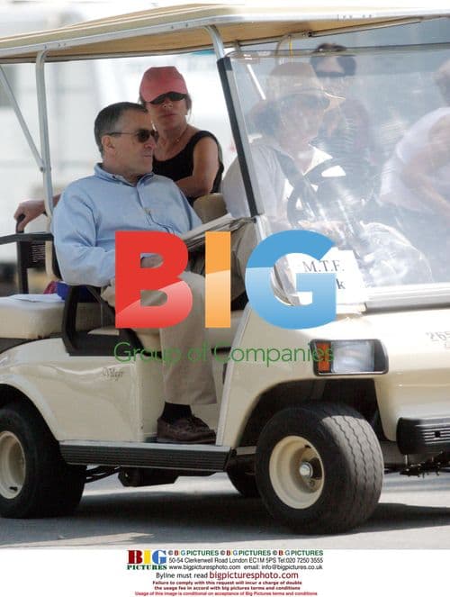 Robert De Niro arrives on 'Meet the Fokkers' set