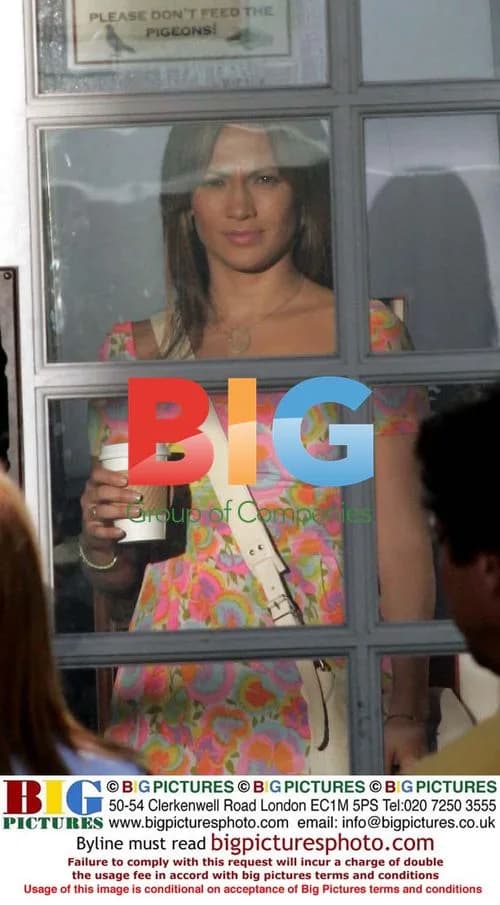 Jennifer Lopez Enjoys Starbucks Break