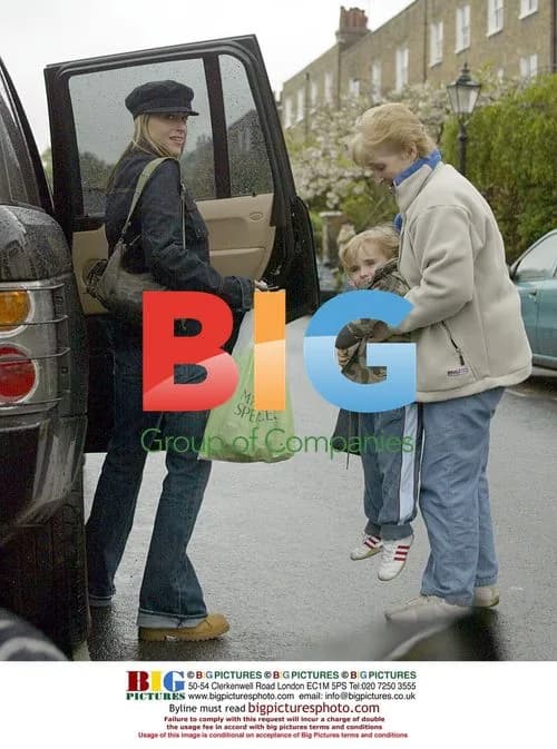 Gallagher Family Visits Pub