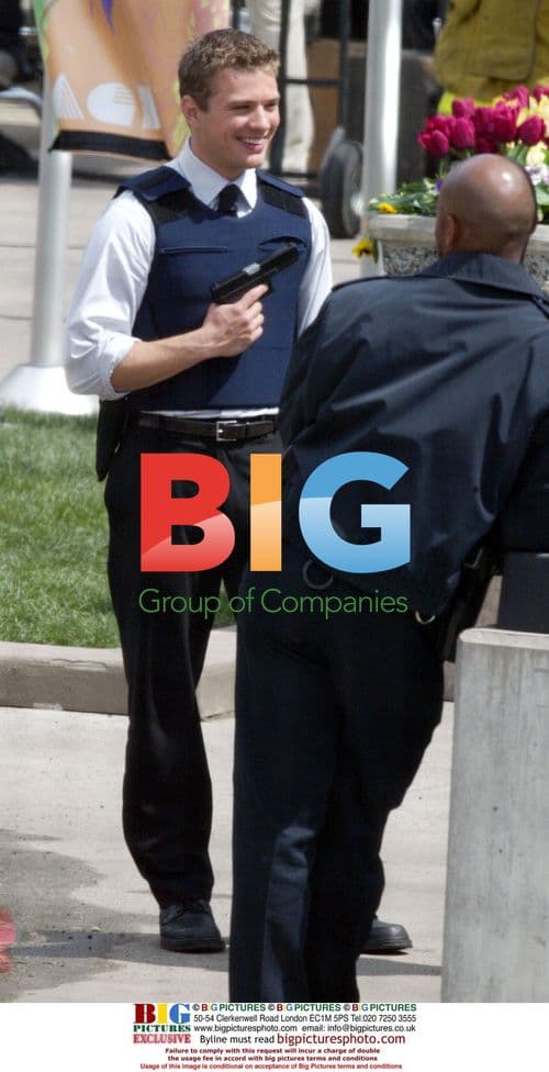 Actors Phillippe and Statham on Chaos set