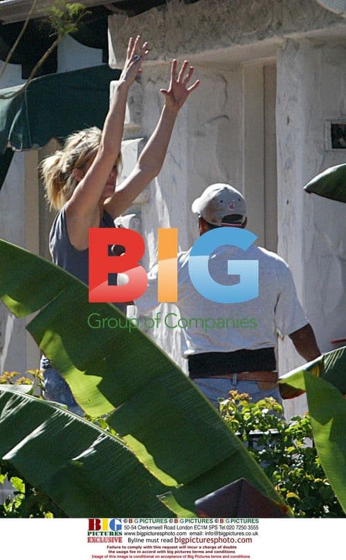 Rachel Hunter Moves into New Home