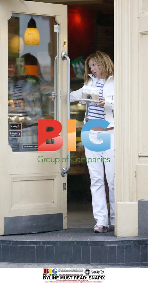 Geri Halliwell Shopping with Mum