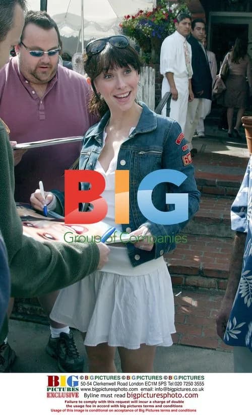 Jennifer Love Hewitt Signing Autographs