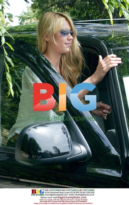 Enrique Iglesias and Anna Kournikova house hunting and eating at McDonald's