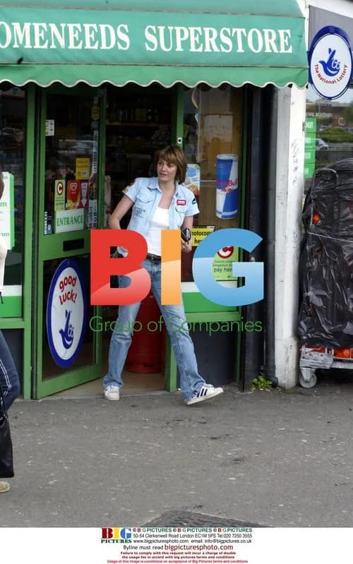 Sarah Parish goes to shop in West London