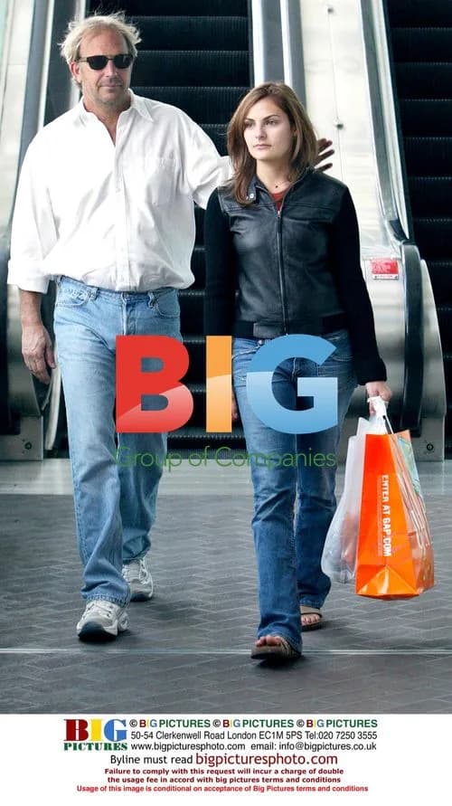 Kevin Costner\'s shopping trip with daughter