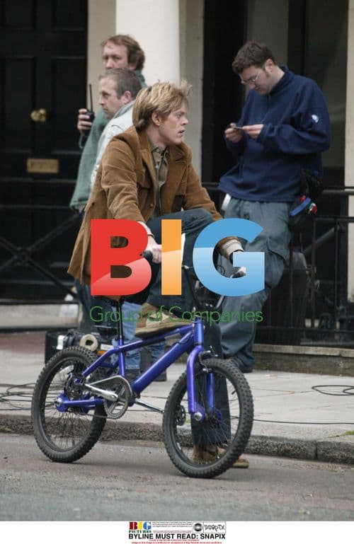 Kris Marshall bikes in London