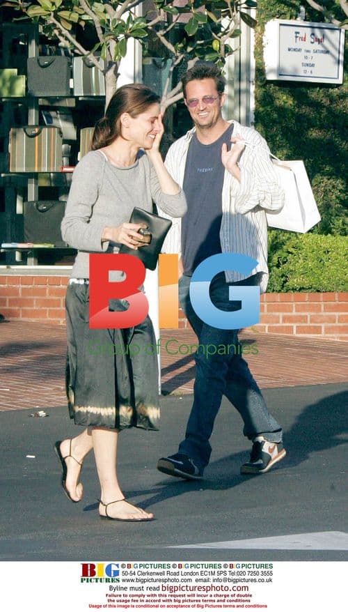 Mathew Perry and Amanda Peet shopping