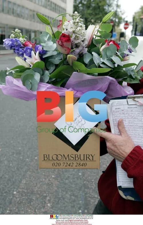 Jessie Wallace Receives Flowers at Hospital