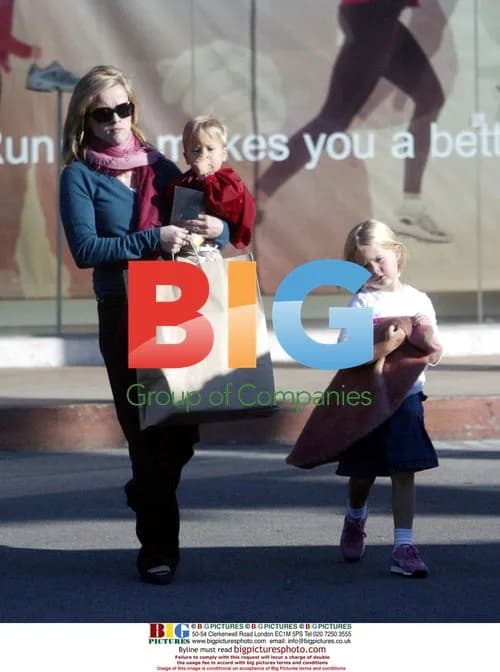 Reese Witherspoon with Kids Shopping